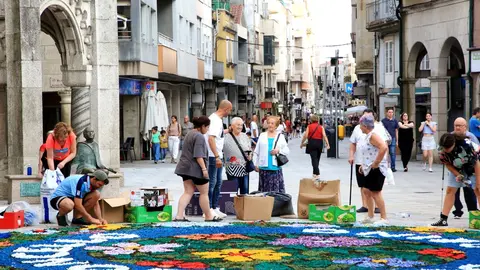 El arte efímero cobra vida en las calles de O Porriño: vecinos y voluntarios transforman pétalos y elementos naturales en impresionantes alfombras florales para el Corpus Christi.
