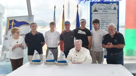 La emoción de la victoria. Los regatistas del Peperetes-Nortemar, Orión y Bacor celebran sus merecidos primeros puestos en la exigente XXIV Regata Frinsa.