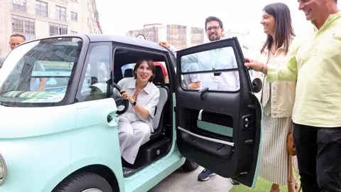 La conselleira de Economía e Industria, María Jesús Lorenzana, visitó hoy la VI Feria del automóvil híbrido y eléctrico de Ribeira.