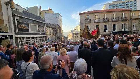 La procesión deja la plaza de la Iglesia. R. LEDO.