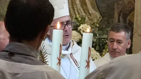 El obispo de Tui-Vigo, Antonio Valín, en el interior de la Concatedral de Santa María.