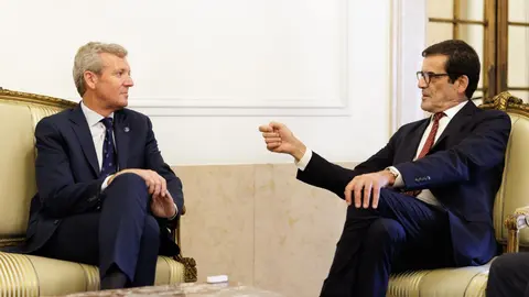 El presidente de la Xunta, Alfonso Rueda, junto al alcalde de Oporto, Rui Moreira, durante la entrega de las Llaves de la Ciudad, un gesto que simboliza la estrecha relación entre Galicia y el norte de Portugal.