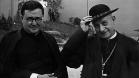 Fotografía del 24 de julio de 1961: San Josemaría Escrivá junto a D. Leopoldo Eijo y Garay, entonces obispo de Madrid-Alcalá, en la residencia de este último en O Castro, Vigo. Fue la última estancia de San Josemaría en la ciudad.