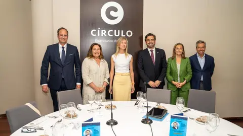 El conselleiro de Presidencia, Xustiza e Deportes participó  en la Tribuna del Círculo de Empresarios de Galicia, donde demandó que Galicia forme parte de las prioridades del Gobierno central.