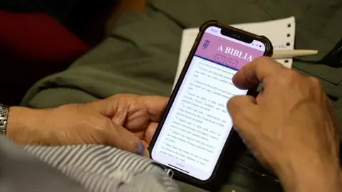 Unha persoa explora a Biblia en galego dende calquera dispositivo, consultando versículos e realizando buscas de xeito áxil e sinxelo en www.abiblia.gal.