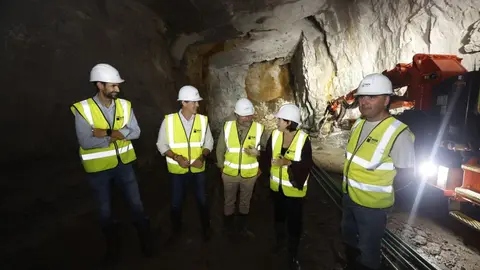 La conselleira de Economía e Industria, María Jesús Lorenzana, visitó hoy la mina y la fábrica de Magnesitas de Rubián.
