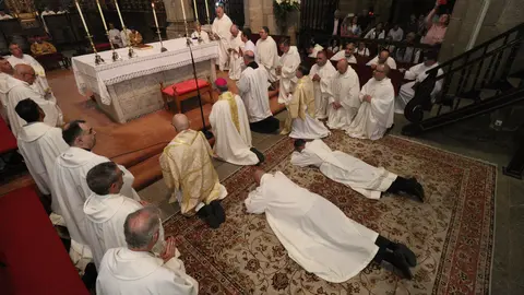 Un momento de la ordenación de diáconos en que se postran en el suelo.