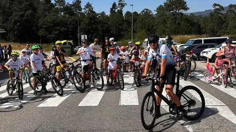Participantes listos con sus bicicletas para iniciar la Festa da Bici en Mos, un día de deporte y convivencia que celebra el orgullo local y calienta motores para La Vuelta 2025.