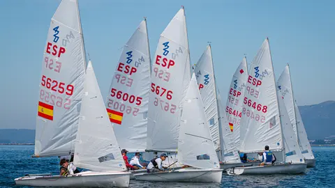 La flota de 420 compitiendo este sábado en Vilagarcía. © CLARA GIRALDO.