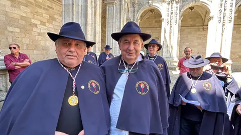 Juan Carlos García, quen desde onte é Cabaleiro da Orde presidida por Antonio Puga en Vigo, aparece na foto xunto a Magdalena e outros veteranos da colectividade no claustro da Catedral de Lugo.