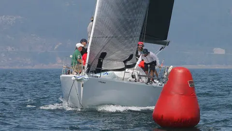 El Bon III, de Víctor Carrión, se alzó con la victoria en la 25ª Regata Ramiro Carregal Rey, recuperando el Gran Trofeo Faro de Corrubedo.
