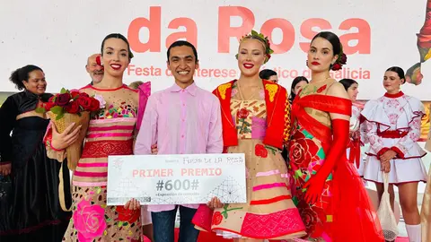 Johannes Sénior de Vigo, gañador do primeiro premio no DesfilaMos, amosa a súa colección "Fiesta de la Rosa", destacando a moda con encaixe.