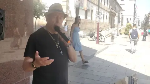 Desde Padrón, este veterano cantante, cuya cuna fue Asados, deleita a los viandantes con su arte.