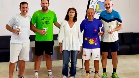 Campeones y Finalistas MD35 con Embade.