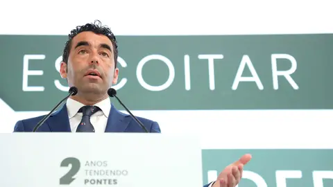 Luis López, presidente de la Deputación de Pontevedra, durante su intervención en el acto de balance de dos años de gobierno, donde destacó el modelo "escuchar, entender y atender" que impulsó más de mil obras en la provincia.