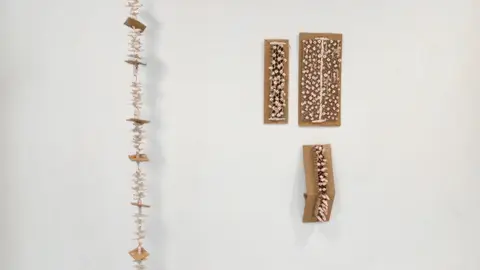 "Espiñazo"
Columna vertebral convertida en metáfora visual da estrutura íntima e social que nos sostén... ou nos rompe.