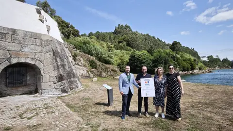 Presentación oficial de "100 Viños e 100 Libros" en Vilaboa con el alcalde César Poza, Alejandro Paadín (Paadín Eventos), Conchita Pérez (Salinas Club de Lectura) y la concejala Carmen Gallego.