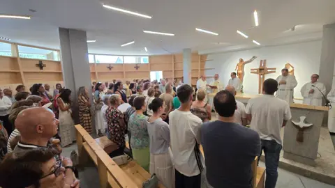 Os fieis salcedenses encheron a capela do Cristo das Angurias para a celebración co bispo e os sacerdotes. R. LEDO.
