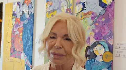 Carmen Touza, en el Palacio Azul, donde se expone 'Oráculo'.