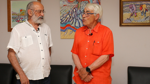 Paco Hernández, presidente de La Cultural, junto al pintor y escultor Manuel Chapela, en la inauguración de la exposición "El Mar y su Gente" en Sanxenxo.