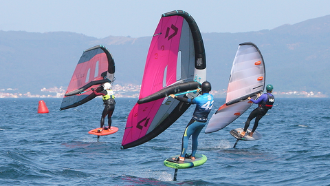Volando sobre las olas. El wingfoil transforma el mar en una pista de juego. J. CABALLERO.