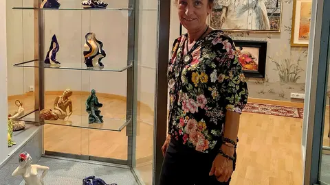 Chity Bao, la pintora gallega que fusiona pasión y creatividad en cada obra.