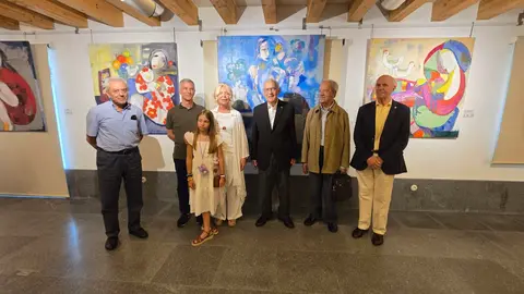 Carmen Touza acompañada de Bernardo Reis y otros amigos y colegas.