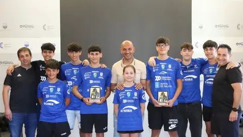 Honra para O Porriño: Os campións galegos de tenis de mesa, Brais Díaz e Xabi Fernández, xunto ao alcalde Alejandro Lorenzo.