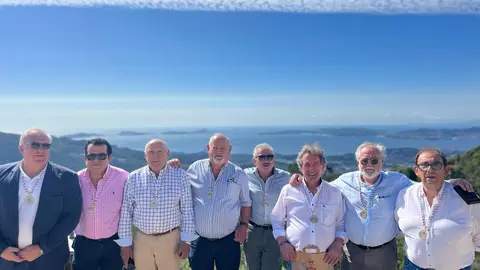 Los "Tragaldabas" al completo: Pancho, los dos Manolos, Pereira, Pepe, Eusebio, Alfonso y Julio, listos para su próxima aventura gastronómica.