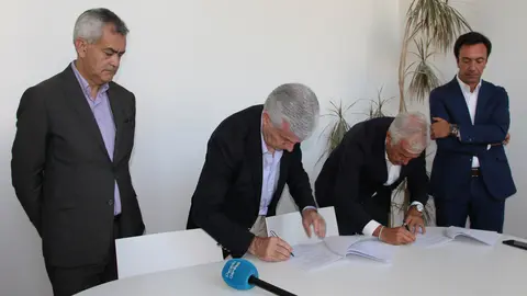 O Presidente da Câmara Municipal de Arcos de Valdevez, Olegário Gonçalves, e o Provedor da Santa Casa da Misericórdia de Arcos de Valdevez formalizam o acordo de colaboração que trará novos serviços ao Hospital de S. José.