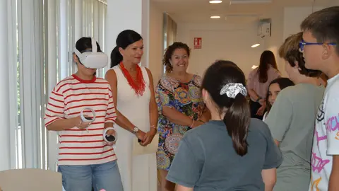 La alcaldesa Nidia Arévalo comparte un momento con los jóvenes participantes del campamento digital CRI.TIC en la Biblioteca Municipal de Mos.
