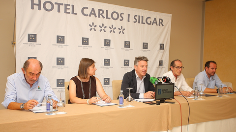 De izquierda a derecha: Modesto Prieto (directivo del Real Club Náutico de Sanxenxo), Paula Martínez (alcaldesa en funciones de Sanxenxo), Leonardo López (director del Hotel Carlos I Silgar), Fernando Casas (delegado de vela del Real Club Náutico de Sanxenxo) y Jesús Quintáns (gerente de Nauta Sanxenxo), durante la presentación del XXVI Trofeo Hotel Carlos I Silgar.
