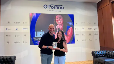 O alcalde de Porriño, Alejandro Lorenzo, xunto a Lucía Samoelle, nun acto de recoñecemento ao talento local.