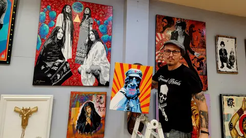 Creatividade e crítica social na rúa: Jack Adriano posa fronte á súa obra, exposta nas Galerías Durán.