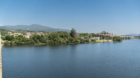 Panorámica de Tui desde el Miño.