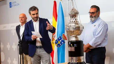 El vicepresidente de la Xunta junto al codiciado Trofeo Presidente de la Xunta de Vela en Ares.