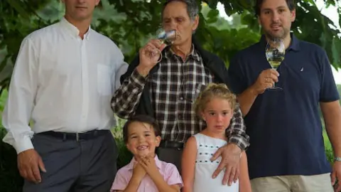 La familia Ferro conmemora 50 años de Bodegas As Laxas, manteniendo vivo el espíritu de su fundadora, Carmen Ferro.