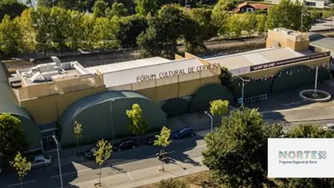 Vista aérea do Museu Bienal de Cerveira, onde a arte contemporânea se encontra com a paisagem, agora modernizado e pronto para novas experiências.