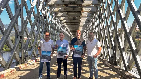 Autoridades de Tui y Valença presentan el IV Encontro Ibérico Audi en el histórico puente internacional que une ambas ciudades.