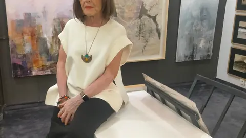 Ángeles Jorreto frente a su lienzo, una pieza que forma parte de la exposición #artVIGO en las Galerías Durán.