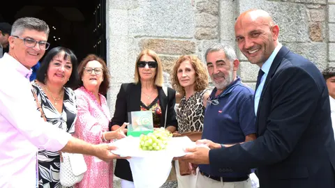 O alcalde, Alejandro Lorenzo, puxo en valor esta tradición tan singular destacando que “a puxa do 
racimo de San Bieito é un símbolo da nosa identidade como pobo. É un momento de festa, si, pero 
tamén de solidariedade".