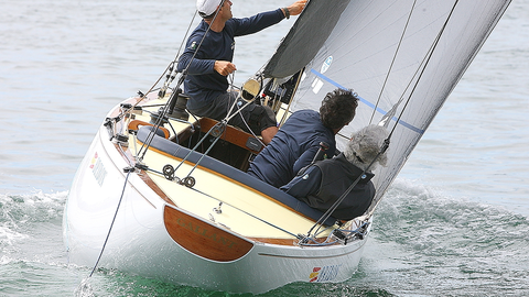 El Bribón, con el Rey Don Juan Carlos siguiendo la regata, compitiendo en la Regata Hotel Carlos I Silgar en la Ría de Pontevedra.