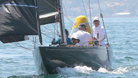El Alibaba, siempre competitivo: El 6 Metros de Miguel Lago demostrando su destreza en las aguas de Sanxenxo.
