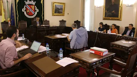 O coração da gestão municipal: Uma vista geral do salão de sessões da Câmara, onde se tomam as decisões que moldam o futuro de Arcos de Valdevez.