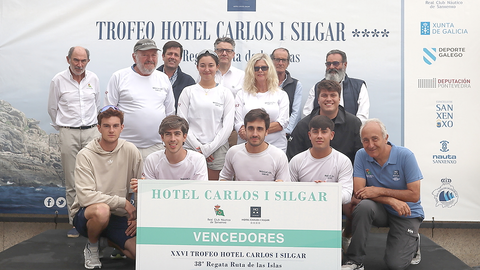 La tripulación del "Magical": El equipo detrás de la victoria, celebrando su dominio en la Clase Regata.