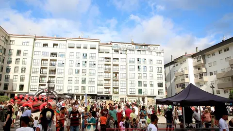 Un mar de gente en Porrigalia: La energía y el ambiente familiar invadieron las calles, con miles de asistentes disfrutando de cada actividad y espectáculo.