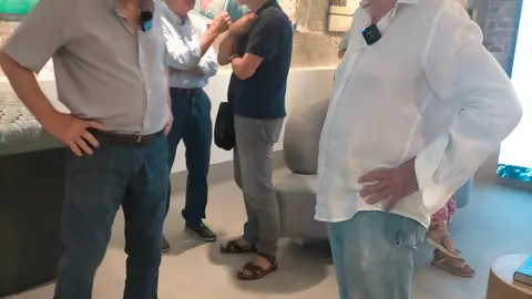 El artista Paco Santomé durante la inauguración de 'Sabor a Salitre', su exposición en la clínica Dentalnova.