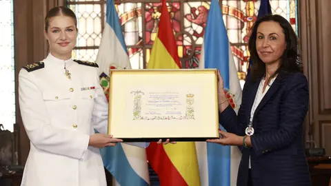 Su Alteza Real la Princesa de Asturias recibe el pergamino del título de "Hija Adoptiva de Marín” de manos de su alcaldesa. © CASA de S.M. EL REY.