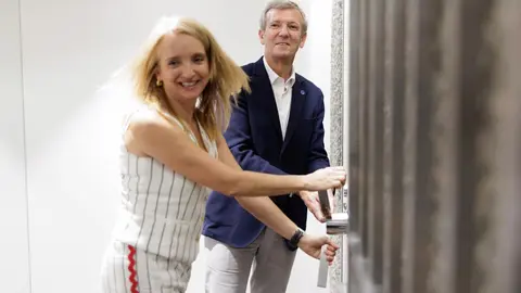 El presidente de la Xunta de Galicia asiste a la inauguración de la nueva sede territorial de la entidad bancaria en Santiago de Compostela.