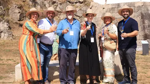 Luis y Alejandro Paadín, organizadores de "100 vinos, 100 libros", brindan por el éxito de un evento que unió literatura y vino gallego en Vilaboa.